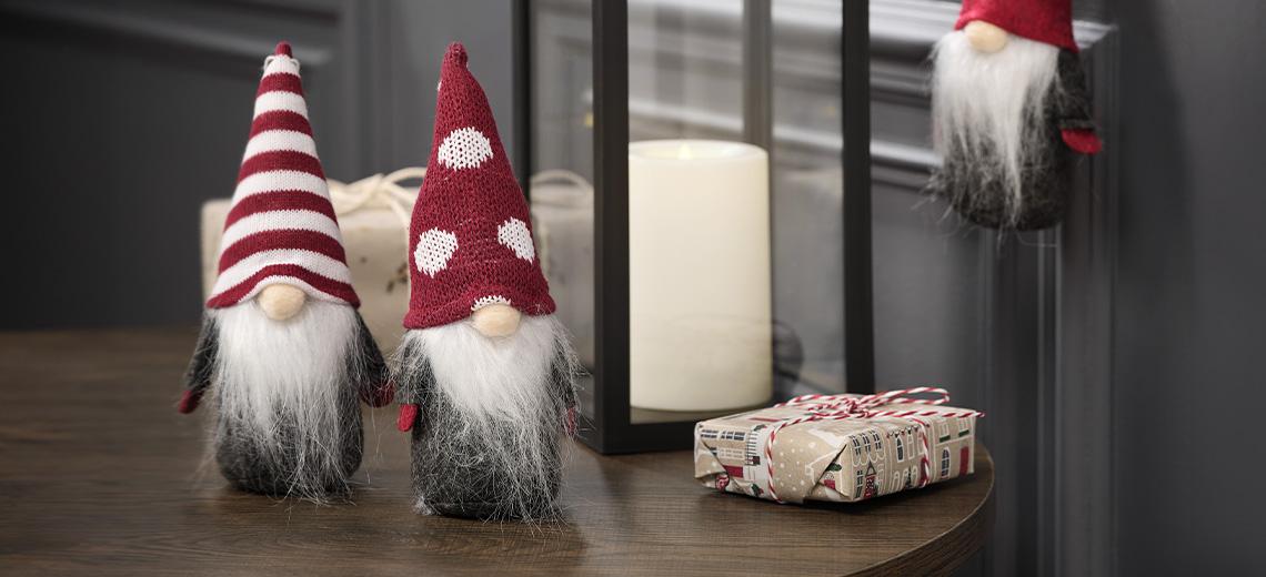 Gnomos e elfos de Natal numa sala de estar decorada para as festas