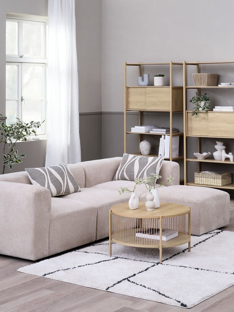 Sofá modular SKEJBY 3 lugares com pufe tecido areia