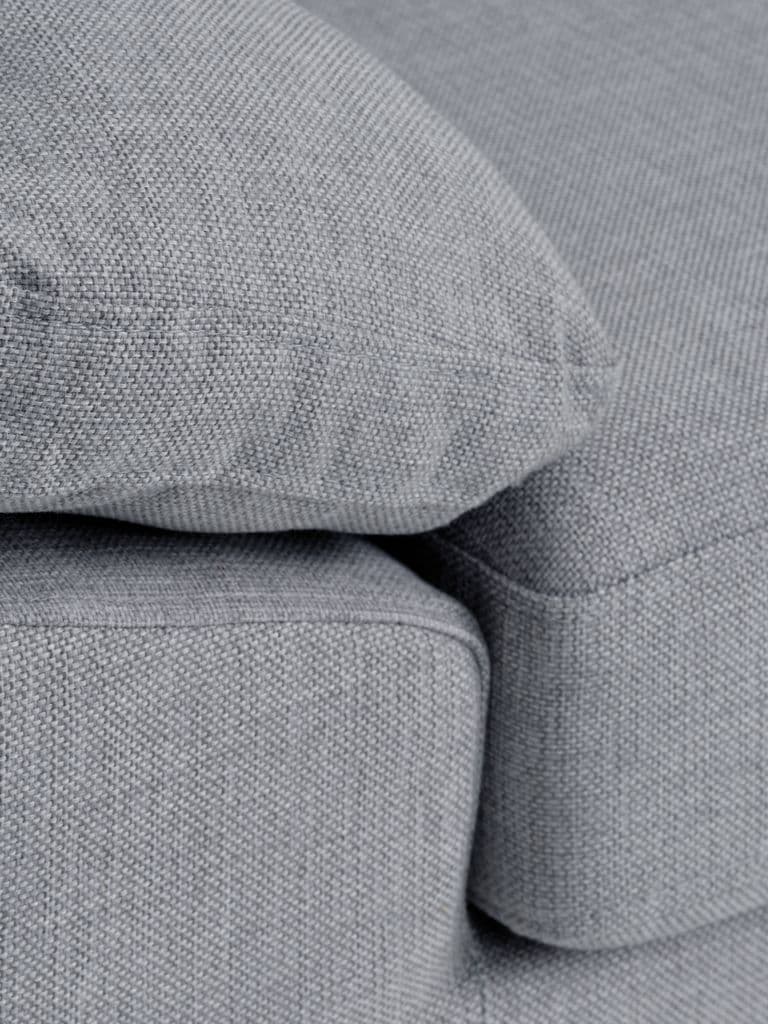 Sofá GEDVED chaise-longue tecido cinzento claro