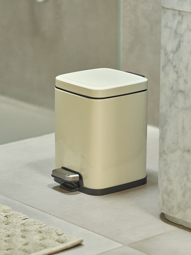 Balde de lixo pedal HALLEN 5L com fecho suave creme