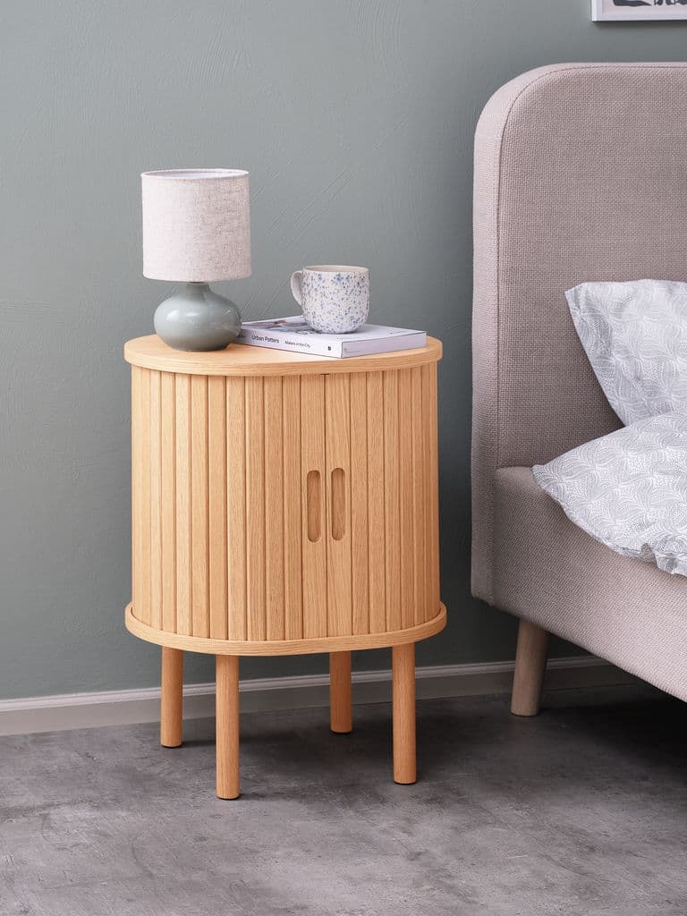 Mesa de cabeceira LYNGVIG 2 portas persiana carvalho natural