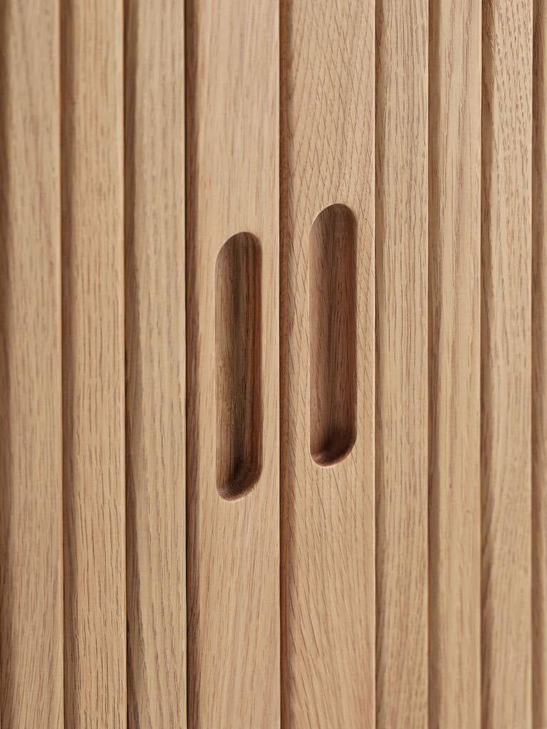 Aparador LYNGVIG 120 cm 2 portas persiana carvalho natural