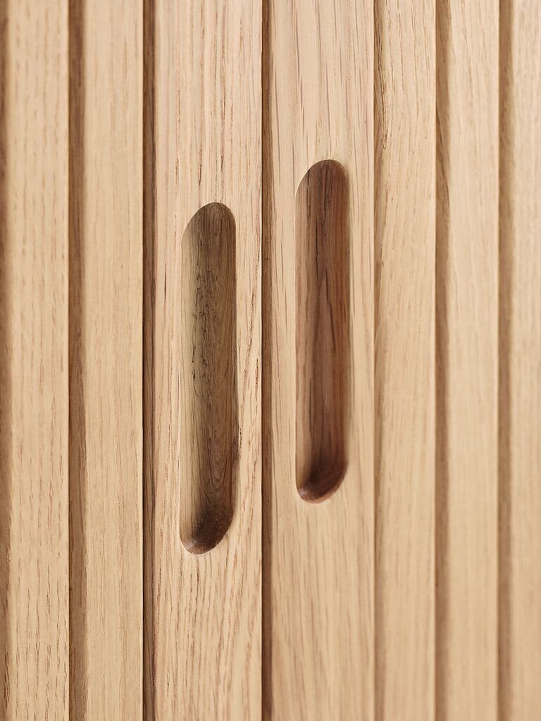 Aparador LYNGVIG 160 cm 2 portas persiana carvalho natural