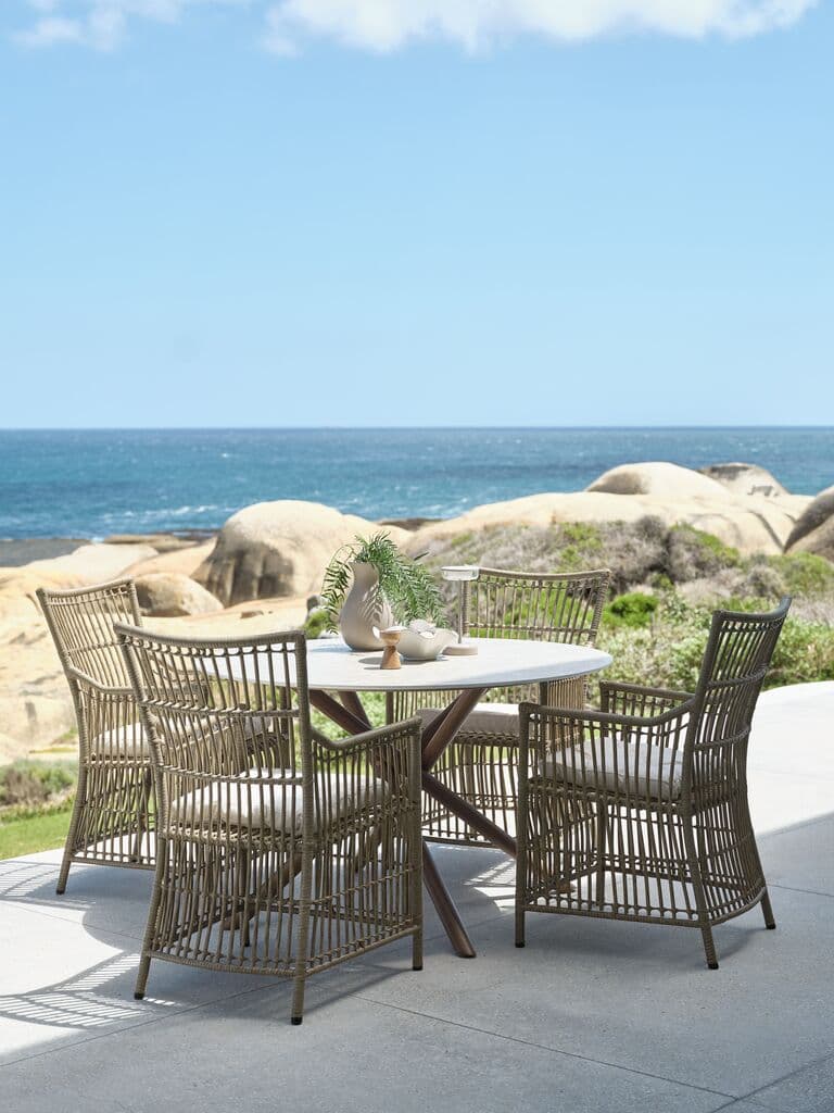 SANDVIG Ø120 mesa bege + 4 FJELLERUP cadeira natural