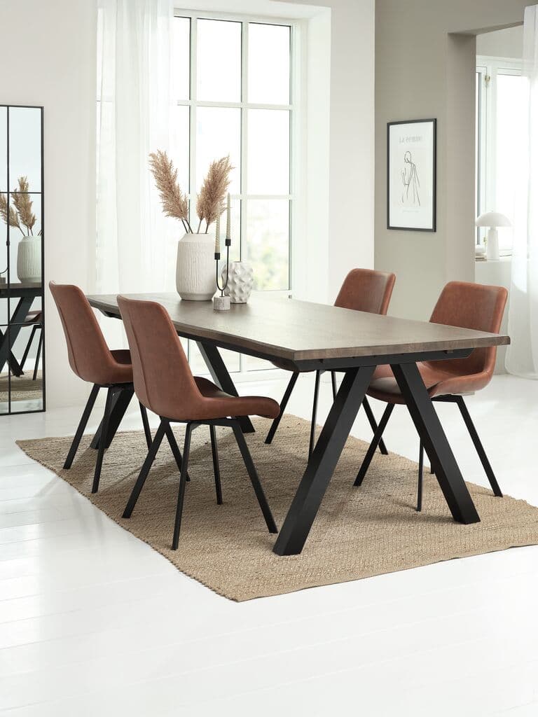 SANDBY C210 mesa carvalho escuro + 4 HYGUM cadeiras conhaque