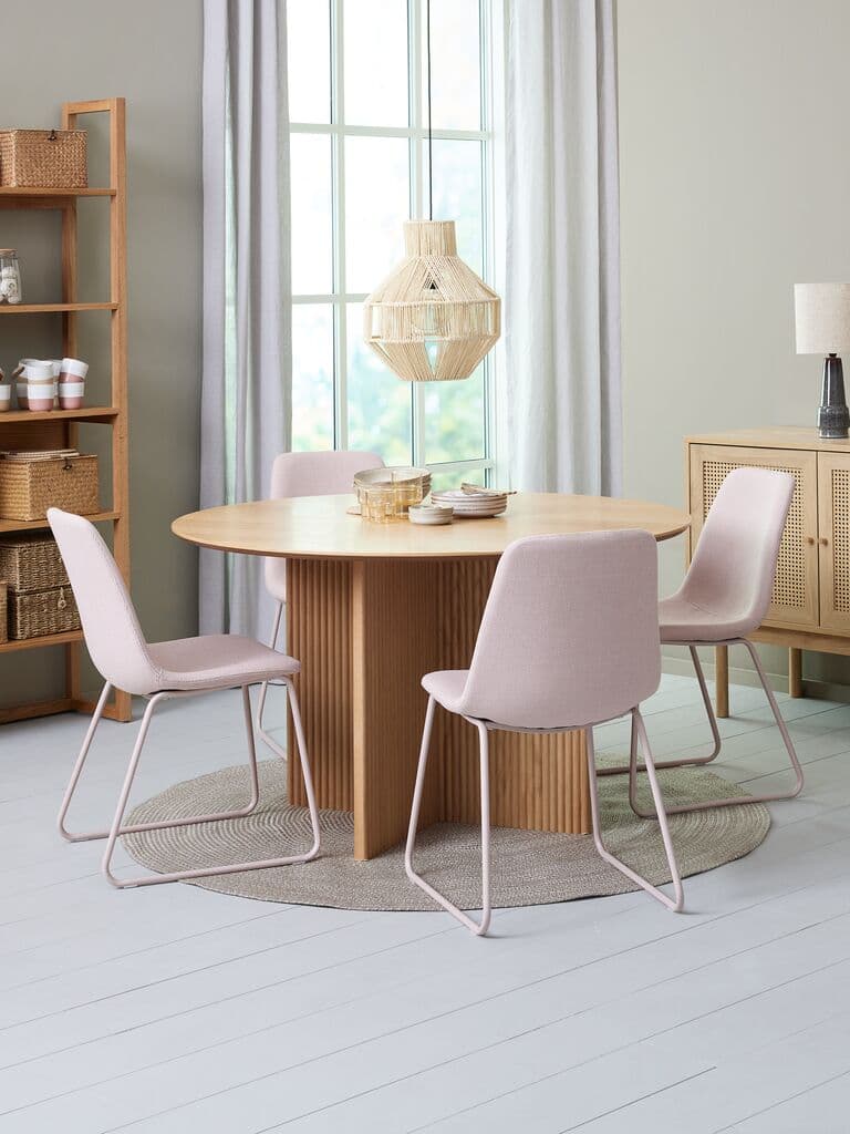 VESTERBORG Ø130 mesa carvalho + 4 SEJLSTRUP cadeiras rosa
