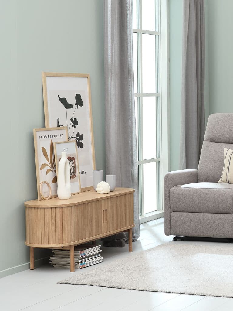 Móvel TV LYNGVIG 120cm 2 portas persiana carvalho natural