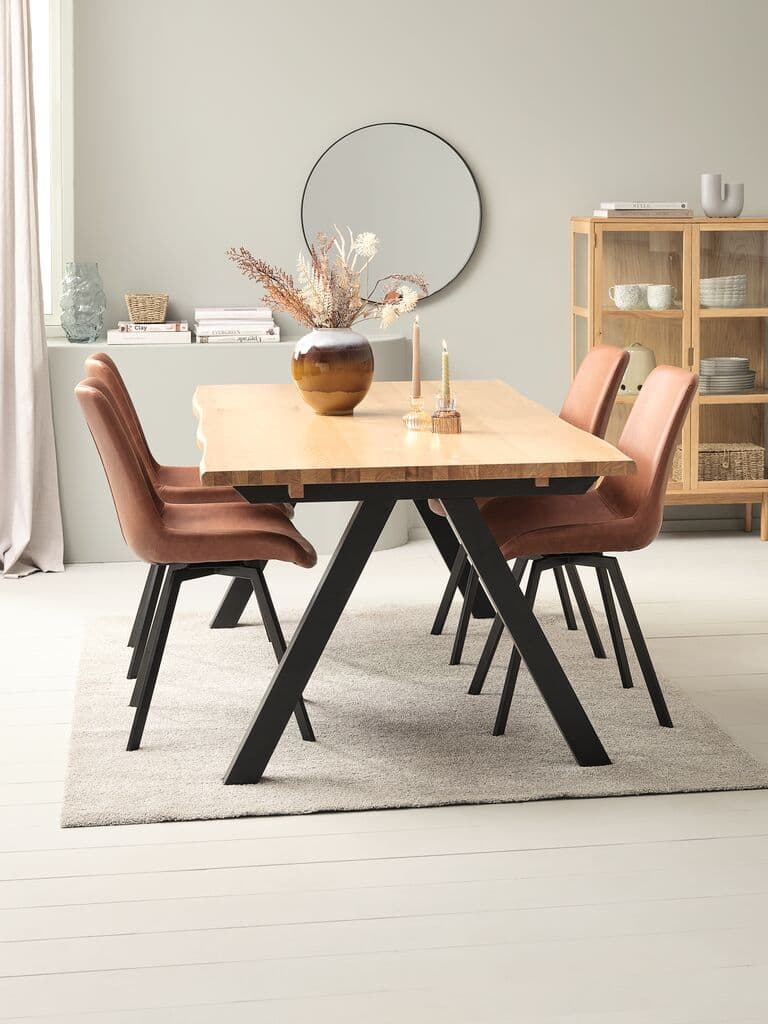 SANDBY C210 mesa carv nat + 4 HYGUM cadeiras conhaque