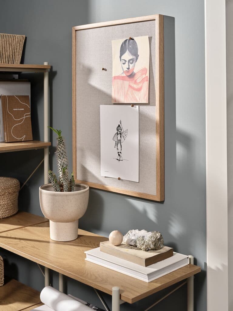 Quadro de avisos MOSEBY 50x70 com 5 pioneses bege/carvalho