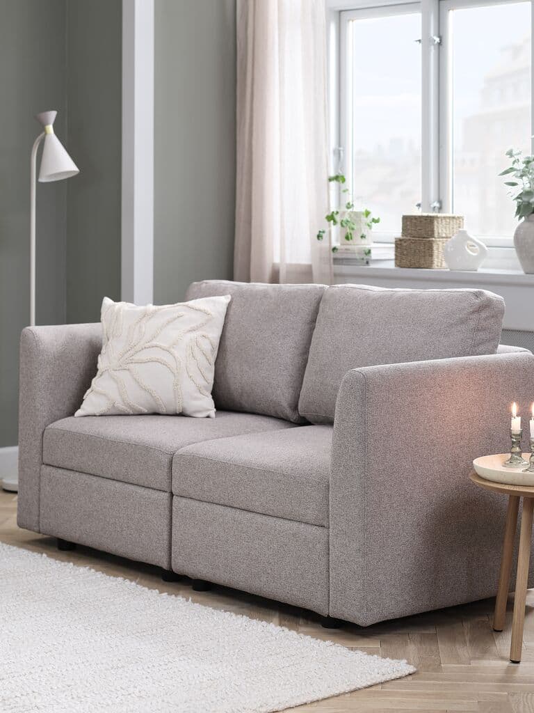 Sofá modular OKSBY 2 lugares coma arrumação tecido cor areia