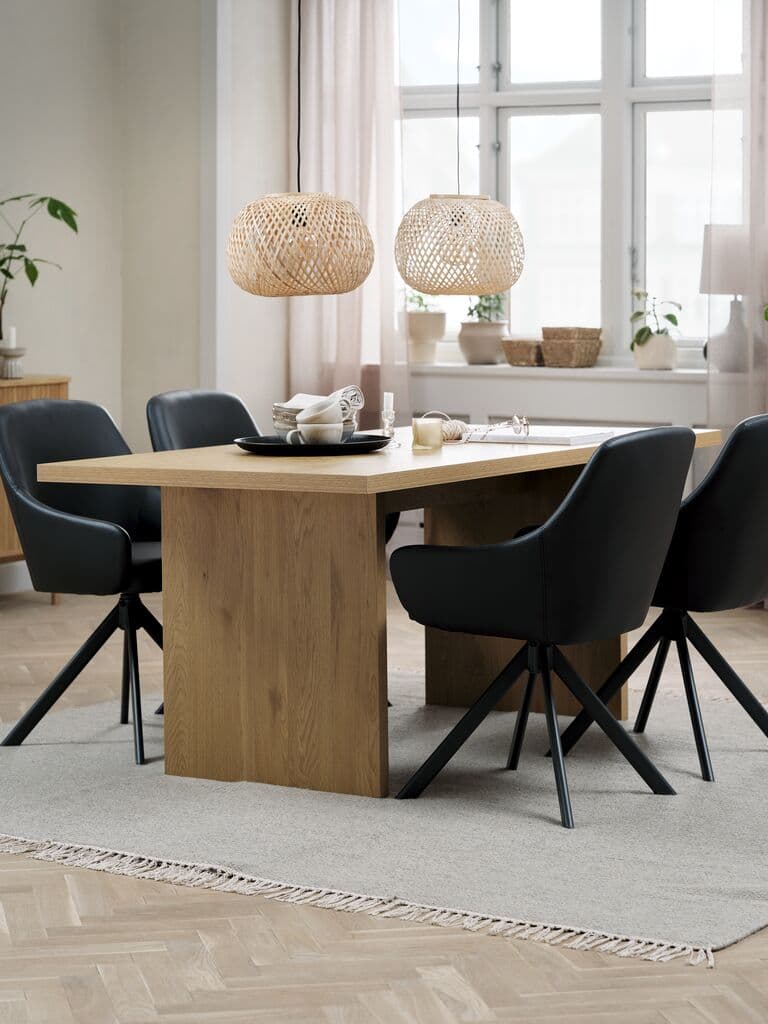 MUNKEBY C180 mesa carvalho + 4 ROSTRUP cadeiras preto