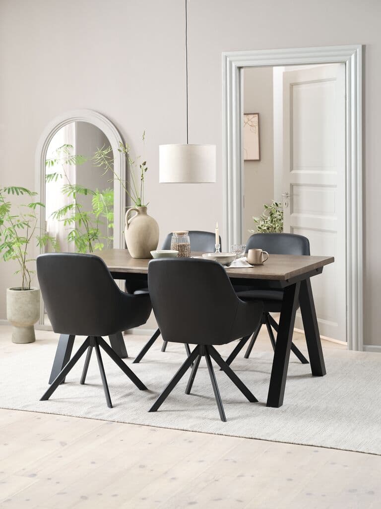 SANDBY C160 mesa carvalho escuro + 4 ROSTRUP cadeiras preto