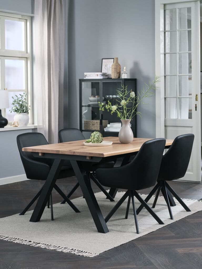 SANDBY C160 mesa carvalho natural + 4 ROSTRUP cadeiras preto