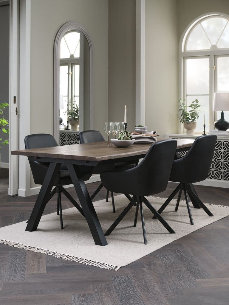 SANDBY C210 mesa carvalho escuro + 4 ROSTRUP cadeiras preto