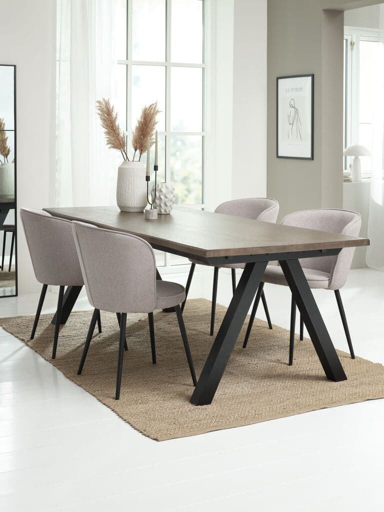 SANDBY C210 mesa carvalho escuro + 4 RISSKOV cinzento clar