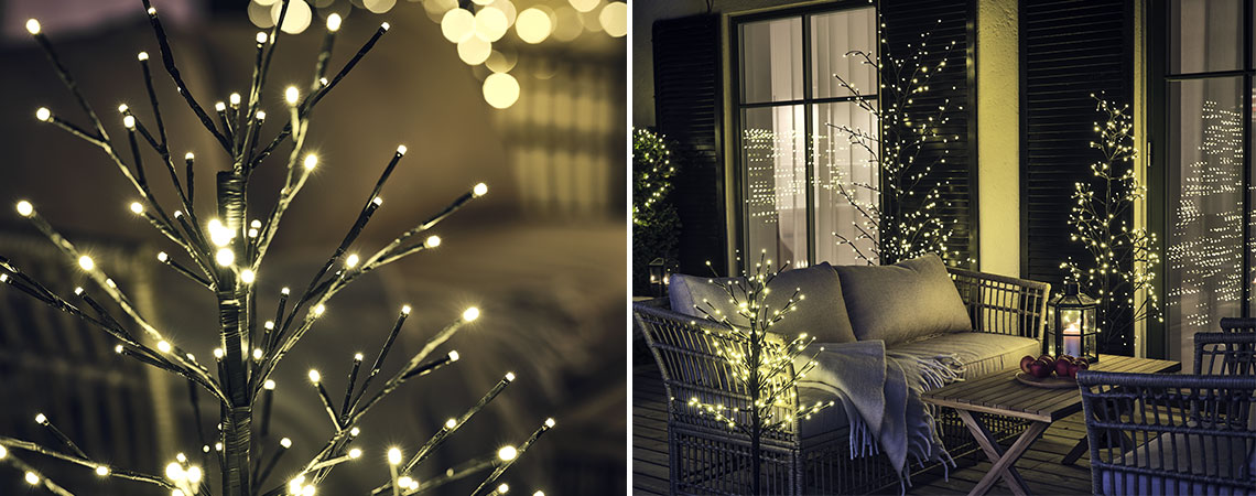 Iluminação de exterior com árvores de Natal num pátio de madeira