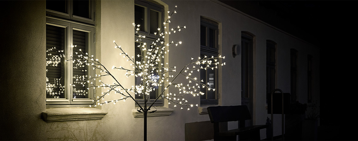 Árvore de luz LED no exterior da casa no inverno 