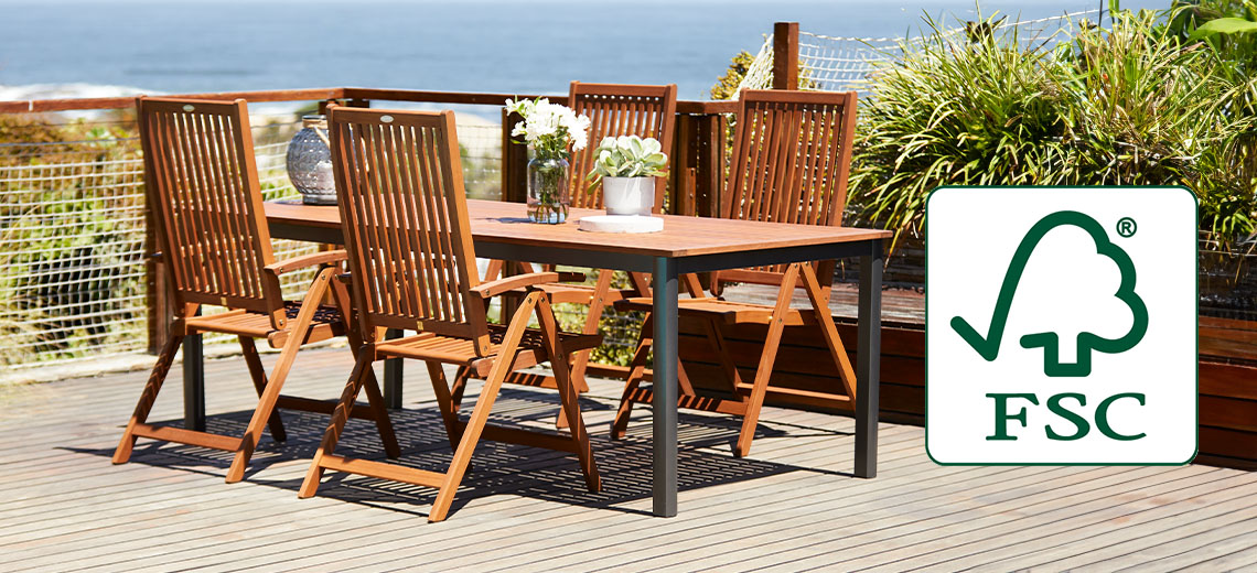 Mobiliário de jardim em madeira certificado pelo FSC, como mesa e cadeiras de jardim com o rótulo FSC