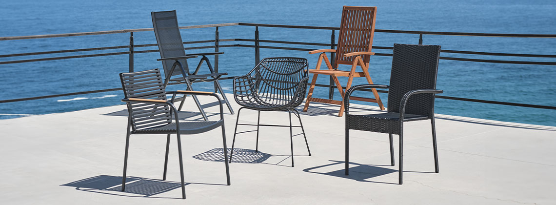 5 cadeiras de jardim diferentes no pátio com vista para o oceano