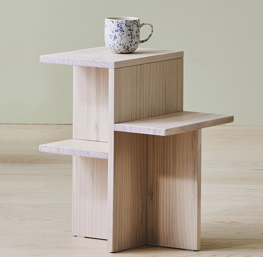 Pedestal de madeira de pinho que também serve de mesa de apoio