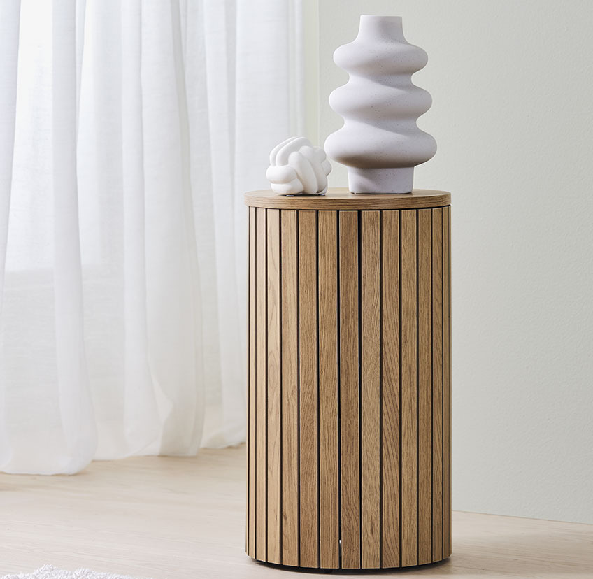 Pedestal de madeira de carvalho com vaso branco