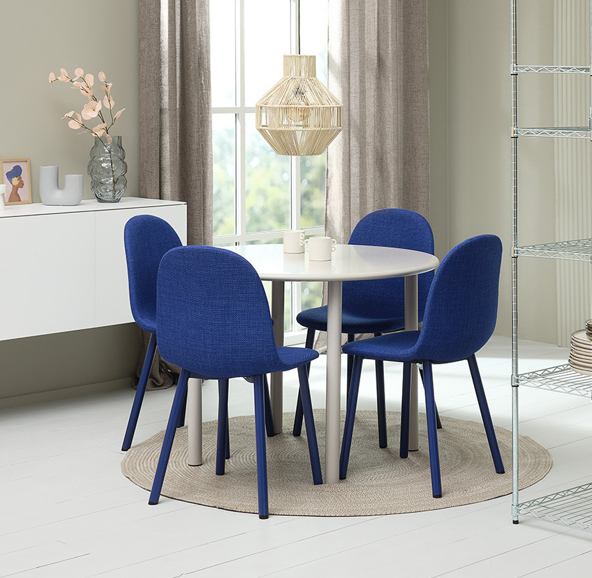 Cadeira de jantar azul-cobalto e mesa de jantar redonda em branco 