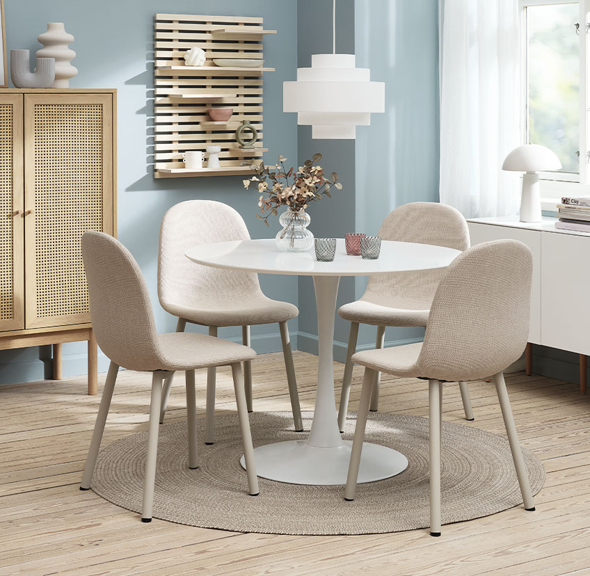 Cadeiras de jantar bege claro e mesa de jantar redonda em branco 