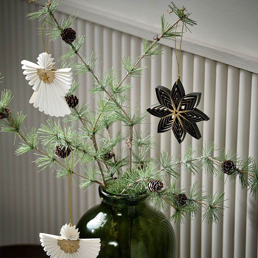 Galho de abeto artificial com pinhas de abeto e decoração de Natal escandinava
