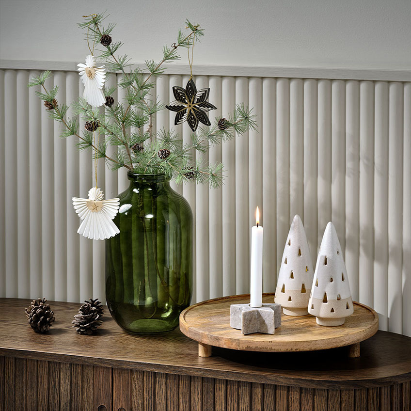 Galho de abeto artificial em vaso verde com decoração de Natal escandinava 