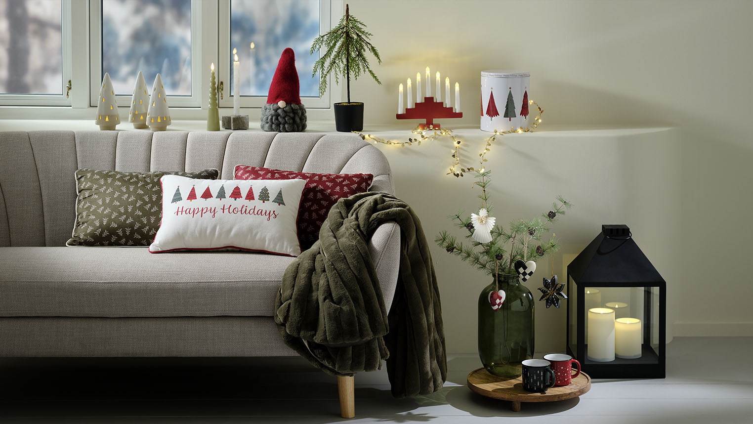 Sala de estar acolhedora decorada com uma decoração de Natal escandinava 