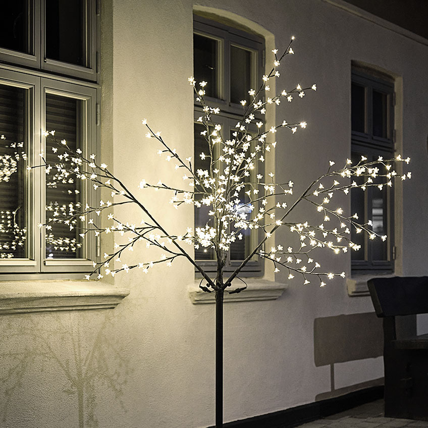 Grande árvore de luzes LED que ilumina a casa 