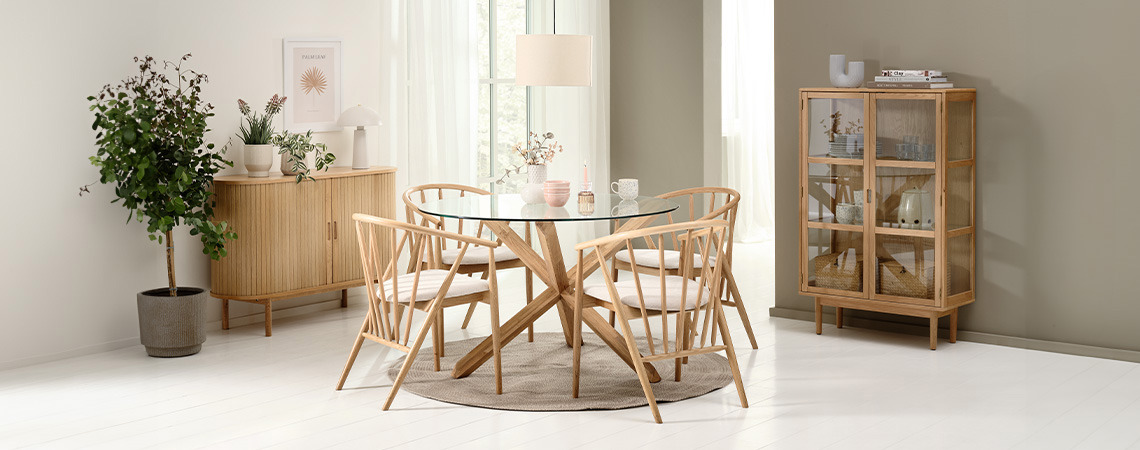 Cadeiras em carvalho com mesa de jantar redonda com tampo de vidro