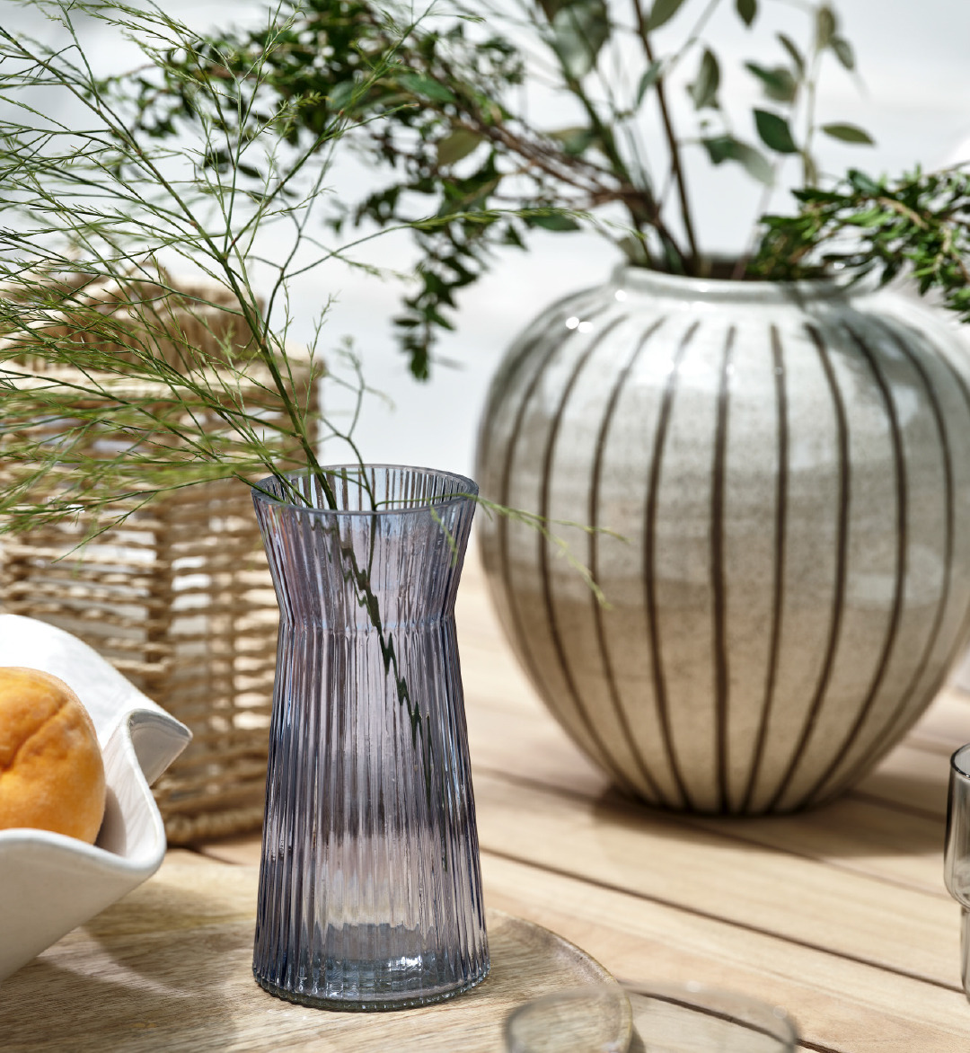 jarro e vaso decorativo numa mesa