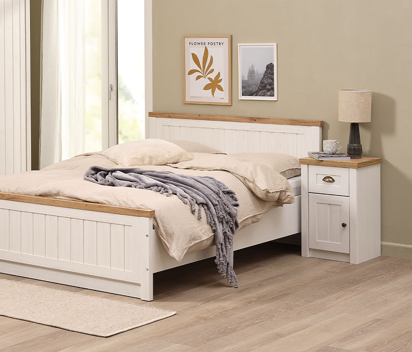 As opções de arrumação para o quarto incluem uma estrutura de cama e uma mesa de cabeceira com opções de arrumação para o quarto