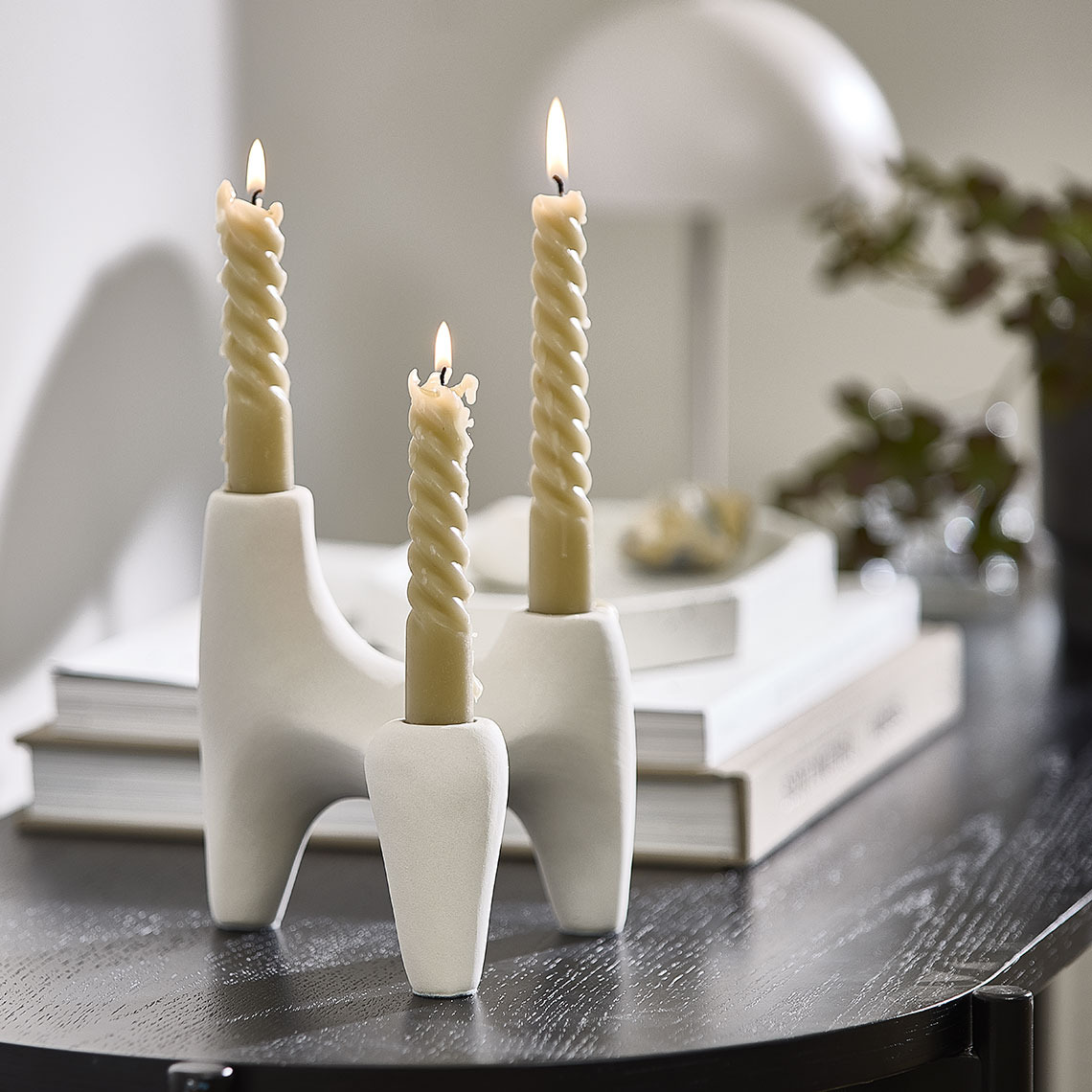 Suporte de velas branco com velas torcidas