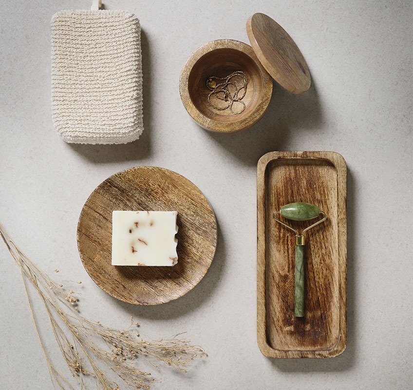 Bandeja e recipiente de madeira, sabonete, esponja e rolo facial