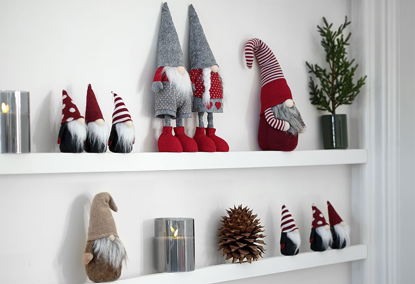 Decoração de natal com elfos e figuras natalícias