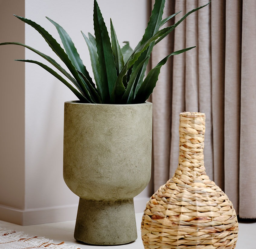 Plantas artificial e vasos decorativos