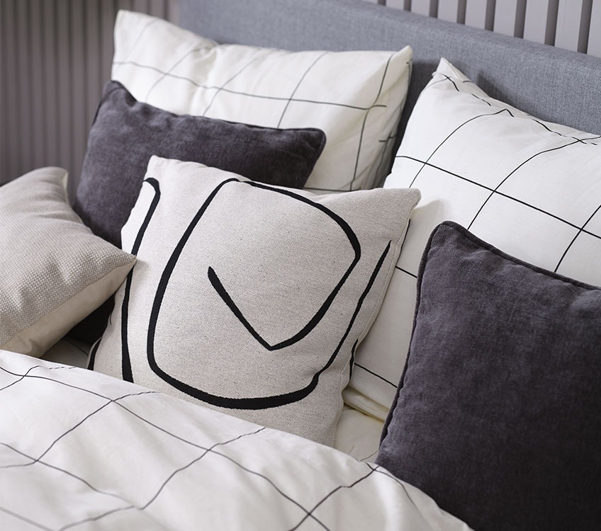Roupa de cama minimalista e almofadas decorativas