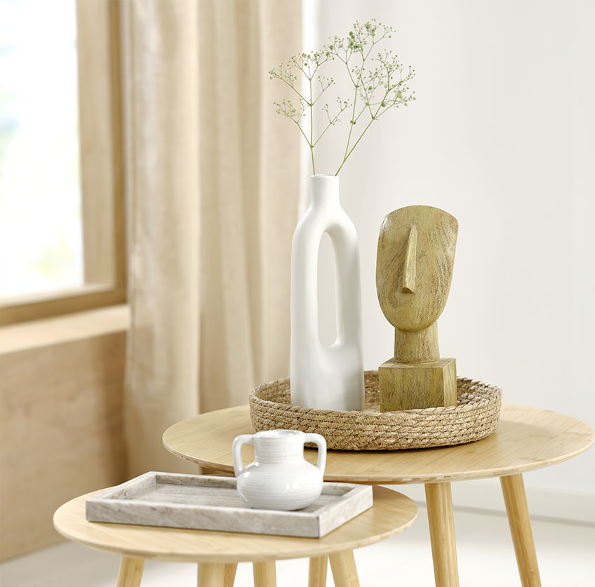Tabuleiro de mármore com porta-velas, tabuleiro de ervas marinhas com escultura e vaso branco
