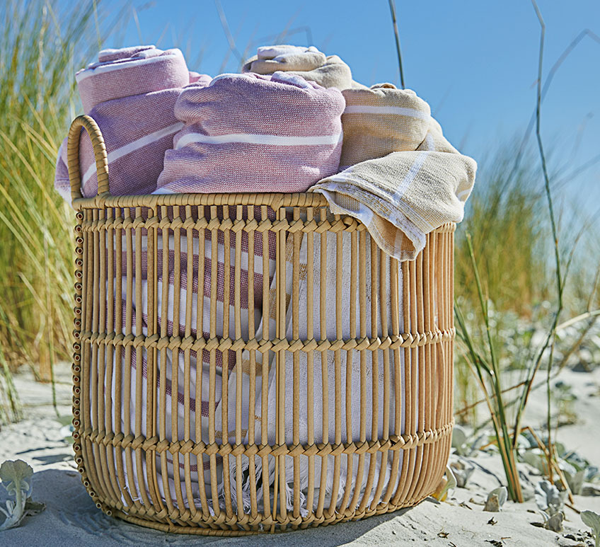 Cesto com toalhas na praia 
