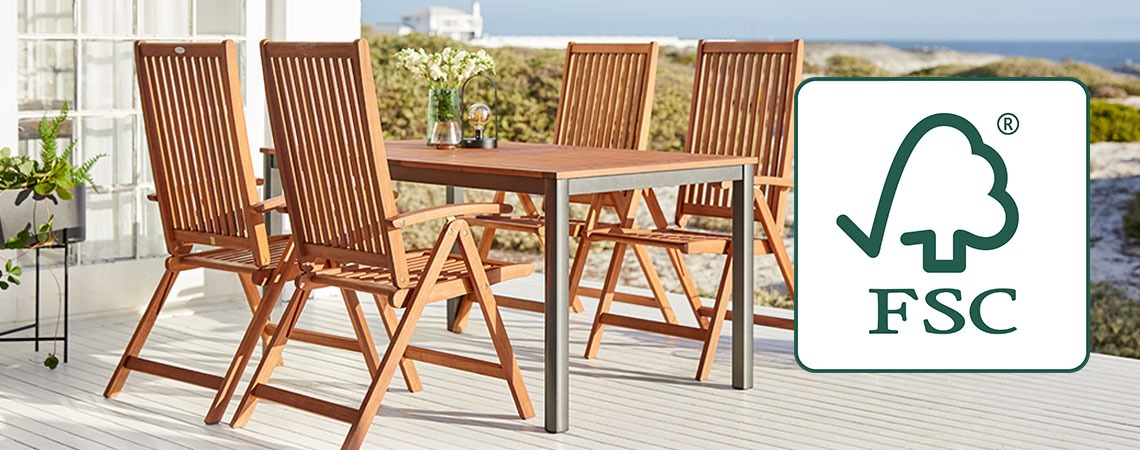 mesa, cadeiras e banco de madeira para móveis de jardim com logotipo FSC
